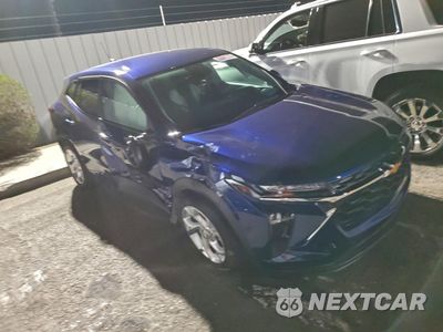 Czwarte zdjęcie samochodu z boku: 2024 CHEVROLET TRAX LS VIN:KL77LFE21RC122703 - miniatura