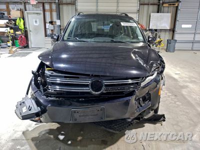 Piąte zdjęcie samochodu w środku: 2017 VOLKSWAGEN TIGUAN S VIN:WVGBV7AX9HK044640 - miniatura