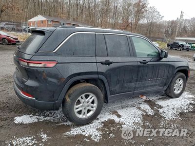 Trzecie zdjęcie samochodu z tyłu: 2023 JEEP GRAND CHEROKEE LAREDO VIN:1C4RJHAG2PC532017 - miniatura