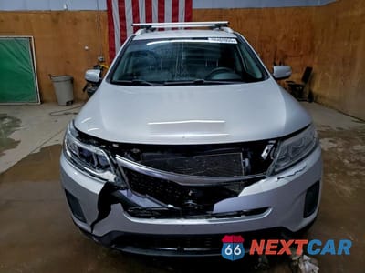 Piąte zdjęcie samochodu w środku: 2015 KIA SORENTO LX VIN:5XYKTDA78FG602196 - miniatura