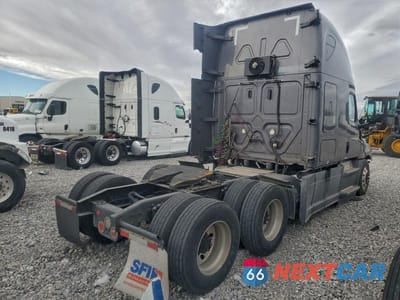 Czwarte zdjęcie samochodu z boku: 2020 FREIGHTLINER CASCADIA 126 SEMI TRUCK VIN:3AKJHHDR9LSKC0723 - miniatura