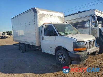 Czwarte zdjęcie samochodu z boku: 2019 GMC SAVANA CUT - BOX TRUCK VIN:1GD07SFP1K1237424 - miniatura