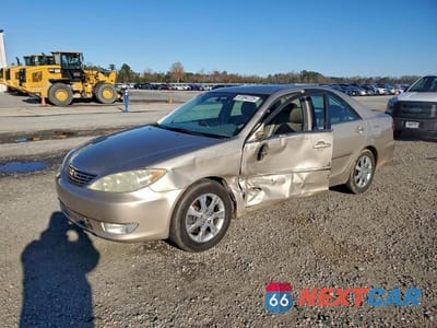 2005 TOYOTA CAMRY LE 4T1BF30K65U590341 - główne zdjęcie licytacji z USA - miniatura