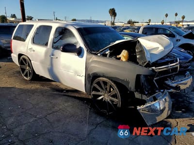 Czwarte zdjęcie samochodu z boku: 2013 CHEVROLET TAHOE C1500 LT VIN:1GNSCBE07DR254379 - miniatura