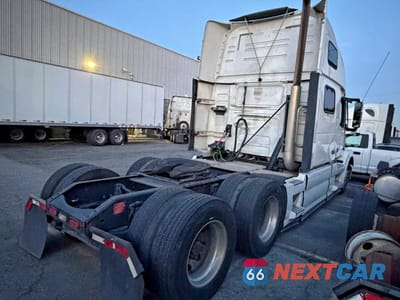 Czwarte zdjęcie samochodu z boku: 2014 VOLVO VN VNL VIN:4V4NC9EH0EN158756 - miniatura