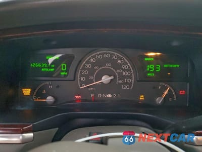 Zdjęcie 9 z 14 samochodu: 2004 LINCOLN TOWN CAR EXECUTIVE VIN:1LNHM81W54Y623707 - miniatura