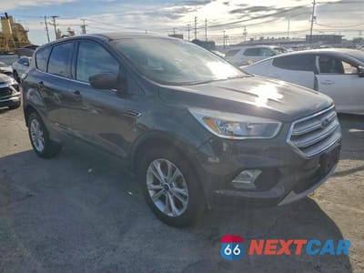Czwarte zdjęcie samochodu z boku: 2017 FORD ESCAPE SE VIN:1FMCU0GD8HUB81360 - miniatura