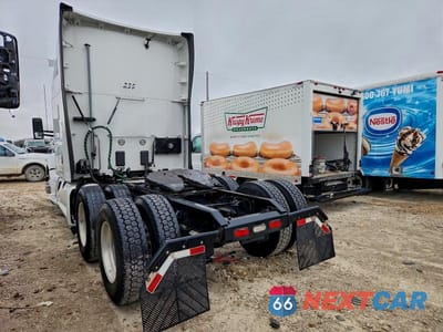 Trzecie zdjęcie samochodu z tyłu: 2020 KENWORTH T680 SEMI TRUCK VIN:1XKYDP9X8LJ290815 - miniatura