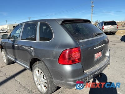 Trzecie zdjęcie samochodu z tyłu: 2005 PORSCHE CAYENNE TURBO VIN:WP1AC29P15LA90612 - miniatura