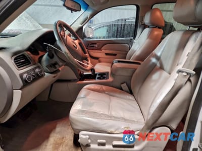 Zdjęcie 7 z 14 samochodu: 2012 CHEVROLET SUBURBAN K1500 LT VIN:1GNSKJE77CR215283 - miniatura
