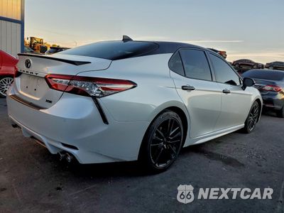 Trzecie zdjęcie samochodu z tyłu: 2018 TOYOTA CAMRY XSE VIN:4T1B61HK8JU141570 - miniatura