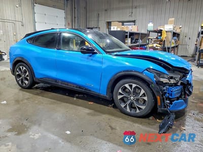 Czwarte zdjęcie samochodu z boku: 2023 FORD MUSTANG MACH-E PREMIUM VIN:3FMTK3SSXPMA33629 - miniatura