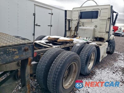 Czwarte zdjęcie samochodu z boku: 2014 VOLVO VN VNL VIN:4V4NC9EH2EN165384 - miniatura