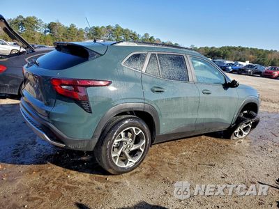 Trzecie zdjęcie samochodu z tyłu: 2025 CHEVROLET TRAX 1LT VIN:KL77LHEP8SC258274 - miniatura