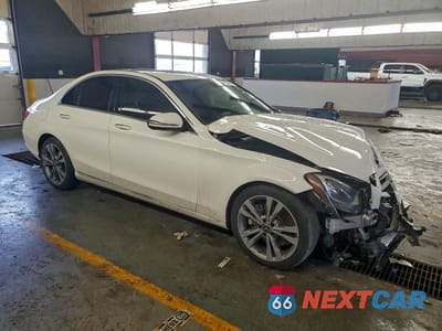 Czwarte zdjęcie samochodu z boku: 2018 MERCEDES-BENZ C 300 VIN:55SWF4JB7JU235125 - miniatura