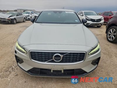Piąte zdjęcie samochodu w środku: 2019 VOLVO S60 T5 R-DESIGN VIN:7JR102FM3KG007191 - miniatura