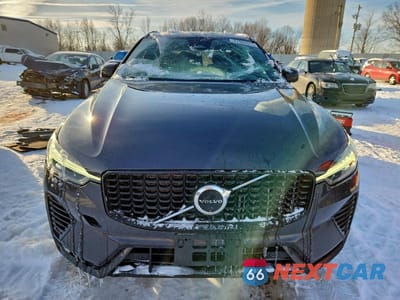Piąte zdjęcie samochodu w środku: 2022 VOLVO XC60 T8 RECHARGE R-DESIGN VIN:YV4BR0DM2N1953805 - miniatura