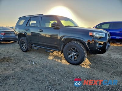 Czwarte zdjęcie samochodu z boku: 2021 TOYOTA 4RUNNER SR5/SR5 PREMIUM VIN:JTEBU5JR8M5891795 - miniatura