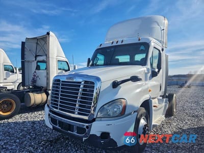 Drugie zdjęcie samochodu z przodu: 2014 FREIGHTLINER CASCADIA SEMI TRUCK VIN:1FUBGEDV7ELFT4301 - miniatura