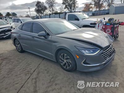 Czwarte zdjęcie samochodu z boku: 2020 HYUNDAI SONATA HYBRID VIN:KMHL24JJ3LA014037 - miniatura