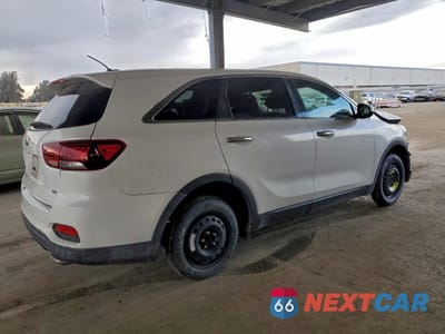Trzecie zdjęcie samochodu z tyłu: 2020 KIA SORENTO S VIN:5XYPG4A57LG620399 - miniatura