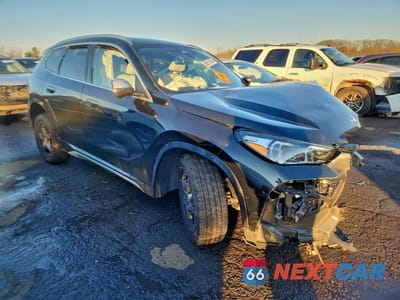 Czwarte zdjęcie samochodu z boku: 2024 BMW X1 XDRIVE28I VIN:WBX73EF05R5Y86779 - miniatura
