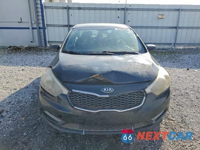 Piąte zdjęcie samochodu w środku: 2015 KIA FORTE LX VIN:KNAFK4A62F5429034 - miniatura