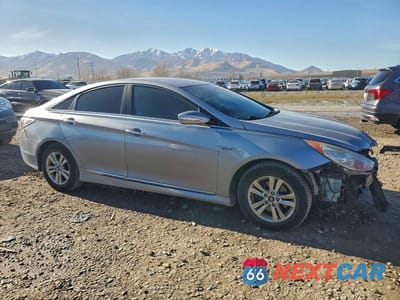 Czwarte zdjęcie samochodu z boku: 2015 HYUNDAI SONATA HYBRID BASE VIN:KMHEC4A46FA121202 - miniatura