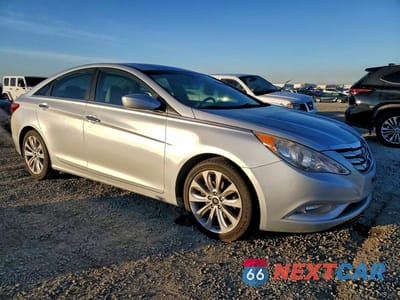 Czwarte zdjęcie samochodu z boku: 2013 HYUNDAI SONATA SE VIN:5NPEC4AC8DH781484 - miniatura