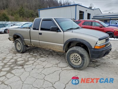 Czwarte zdjęcie samochodu z boku: 2001 CHEVROLET S TRUCK S10 VIN:1GCCT19W618113052 - miniatura