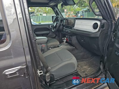 Piąte zdjęcie samochodu w środku: 2024 JEEP GLADIATOR SPORT VIN:1C6HJTAG2RL117109 - miniatura