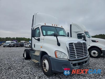 2015 FREIGHTLINER CASCADIA SEMI TRUCK 1FUBGEDV4FLGH4769 - główne zdjęcie licytacji z USA - miniatura