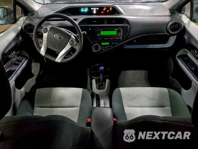 Zdjęcie 8 z 12 samochodu: 2013 TOYOTA PRIUS C TWO VIN:JTDKDTB36D1031548 - miniatura