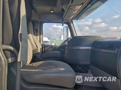 Piąte zdjęcie samochodu w środku: 2021 VOLVO VNL SEMI TRUCK VIN:4V4NC9EH3MN262964 - miniatura