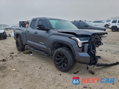 Czwarte zdjęcie samochodu z boku: 2024 TOYOTA TUNDRA DOUBLE CAB SR VIN:5TFLA5DA9RX177953 - miniatura