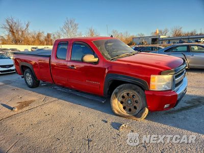 Czwarte zdjęcie samochodu z boku: 2011 CHEVROLET SILVERADO K1500 LT VIN:1GCRKSE09BZ345757 - miniatura