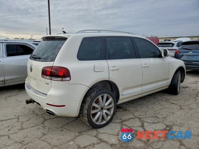 Trzecie zdjęcie samochodu z tyłu: 2010 VOLKSWAGEN TOUAREG TDI VIN:WVGFK7A93AD002177 - miniatura