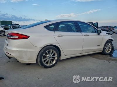 Trzecie zdjęcie samochodu z tyłu: 2019 FORD FUSION SE VIN:3FA6P0LU4KR195873 - miniatura