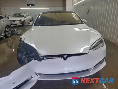 Piąte zdjęcie samochodu w środku: 2019 TESLA MODEL S VIN:5YJSA1E28KF330088 - miniatura