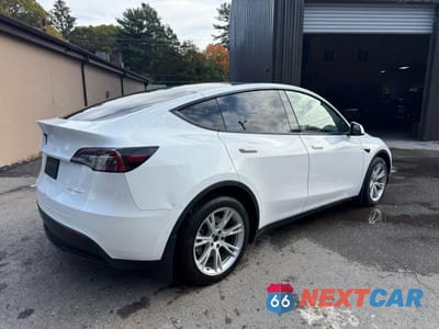 Czwarte zdjęcie samochodu z boku: 2021 TESLA MODEL Y VIN:5YJYGDEE5MF295078 - miniatura
