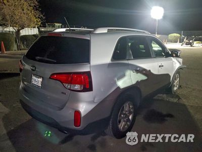 Trzecie zdjęcie samochodu z tyłu: 2015 KIA SORENTO LX VIN:5XYKT4A74FG589608 - miniatura