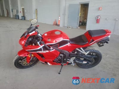 Trzecie zdjęcie samochodu z tyłu: 2017 HONDA CBR600 RR VIN:JH2PC40J5HK300193 - miniatura