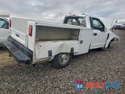 Trzecie zdjęcie samochodu z tyłu: 2022 FORD F250 SD 2WD V8 FFV REG CAB 6.2L XL UTILITY / SERVICE BODY VIN:1FDBF2A69NEE23459 - miniatura