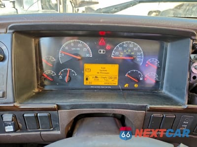 Zdjęcie 8 z 10 samochodu: 2013 VOLVO VNL SEMI TRUCK VIN:4V4NC9EJ3DN568713 - miniatura