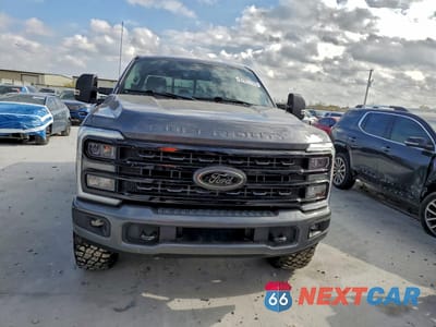 Piąte zdjęcie samochodu w środku: 2023 FORD F250 SUPER DUTY VIN:1FT8W2BM1PED15500 - miniatura