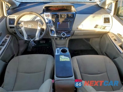 Zdjęcie 8 z 11 samochodu: 2012 TOYOTA PRIUS V VIN:JTDZN3EU8C3152732 - miniatura