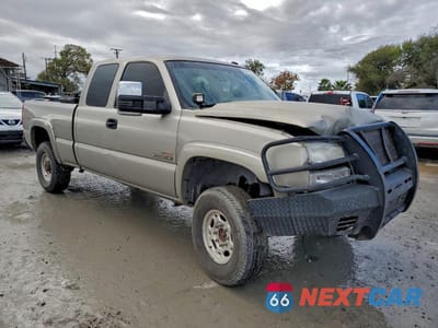 Czwarte zdjęcie samochodu z boku: 2003 CHEVROLET SILVERADO K2500 HEAVY DUTY VIN:1GCHK291X3E172676 - miniatura