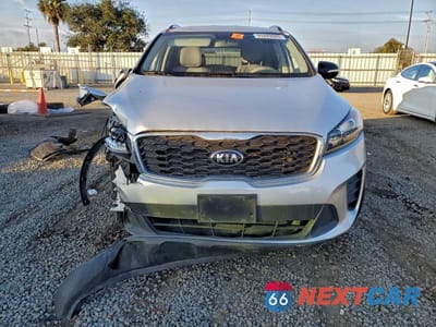 Piąte zdjęcie samochodu w środku: 2019 KIA SORENTO LX VIN:5XYPG4A56KG598572 - miniatura