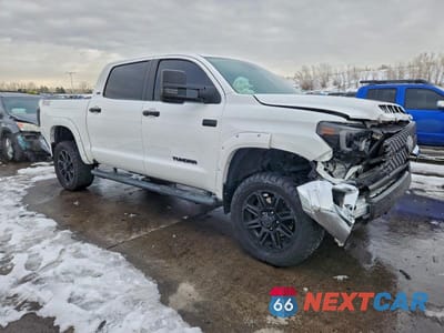 Czwarte zdjęcie samochodu z boku: 2020 TOYOTA TUNDRA SR5 VIN:5TFDY5F16LX909945 - miniatura
