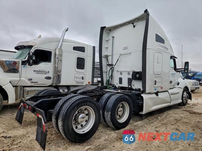 Czwarte zdjęcie samochodu z boku: 2020 KENWORTH T680 SEMI TRUCK VIN:1XKYDP9X8LJ290815 - miniatura